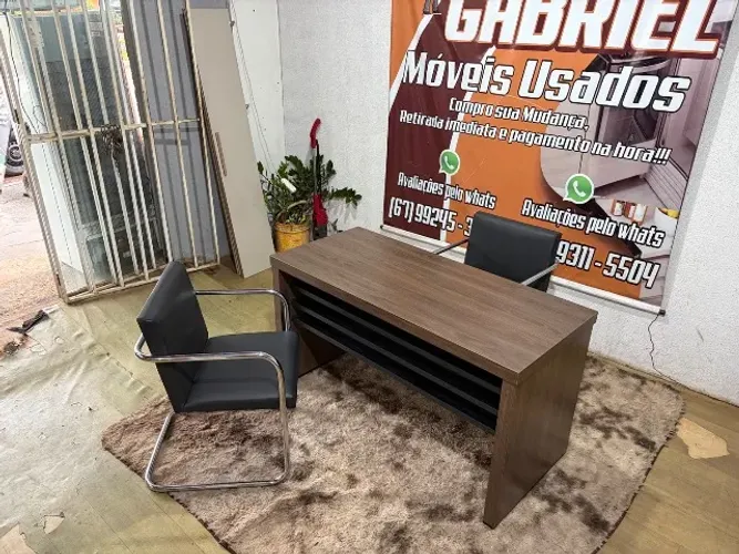 Mesa para escritório perfeita vai com duas cadeiras ótimas ( entrego )