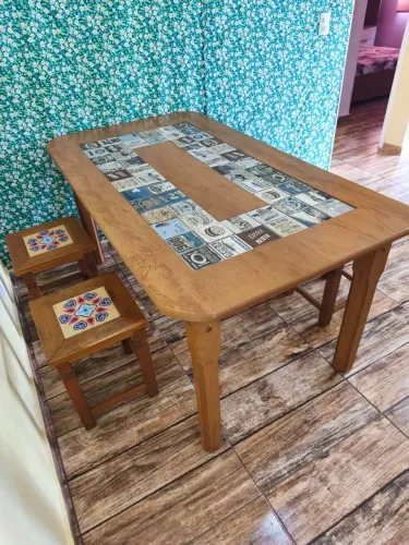 Mesa com banquetas
