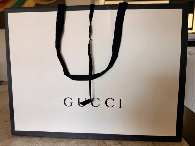 Sacola original Gucci branco e preta grande