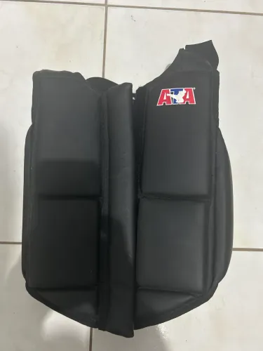 colete infantil para taekwondo da marca ata, na cor preta.M