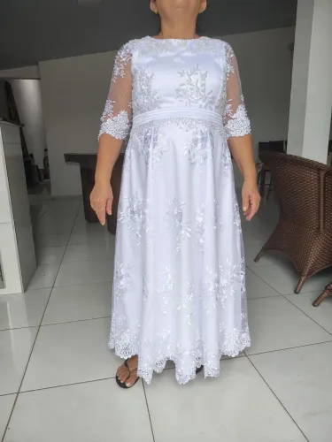 Vestido de casamento branco com pedraria e renda