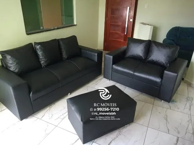 Sofá 3 e 2 pessoas com Puff Couro ecologico Sintético D33 Direto da Fábrica