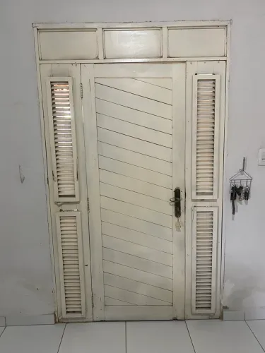 Vende-se porta de madeira na cor branca 