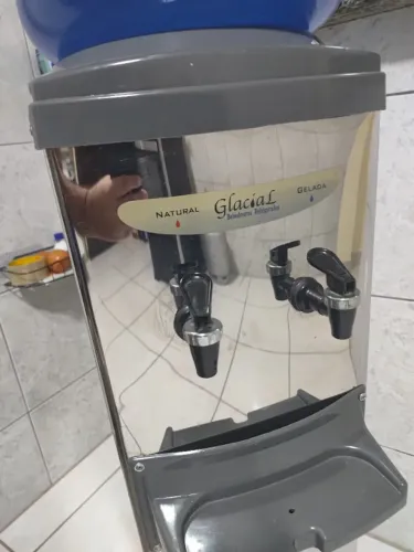 Vendo bebedouro de coluna em inox,utilizo galão de água 