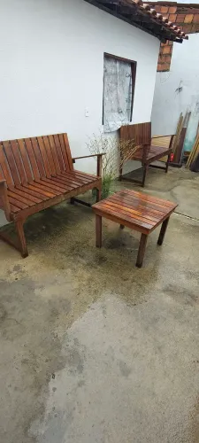 dois bancos e uma mesa de sala