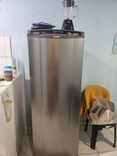 Vendo geladeira consulta semi nova