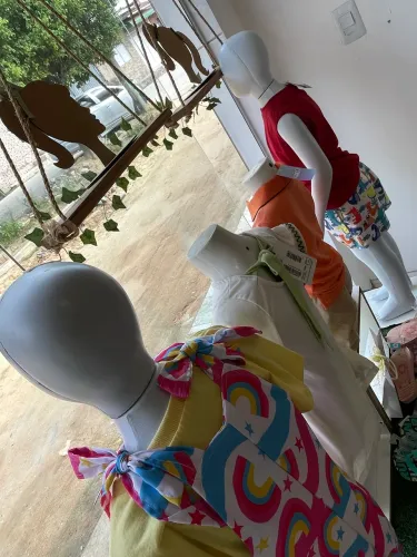 Vendo itens para loja Araras Cabides Infantil Manequins