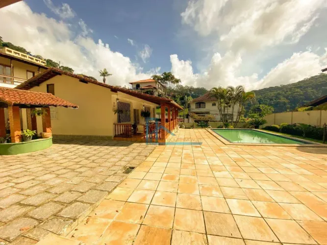 Casa linear com lazer próprio - Apenas 10 minutos do centro de Teresópolis