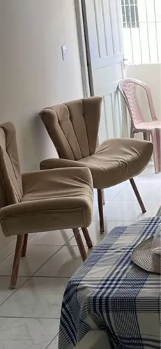 Vendo poltronas bege com pés palito 