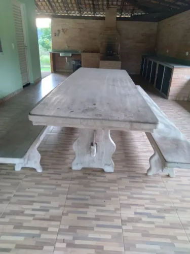 mesa de madeira de lei