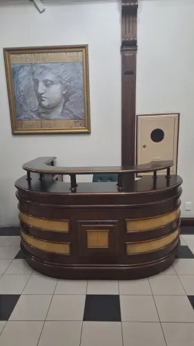 Balcão de recepção loja clássico