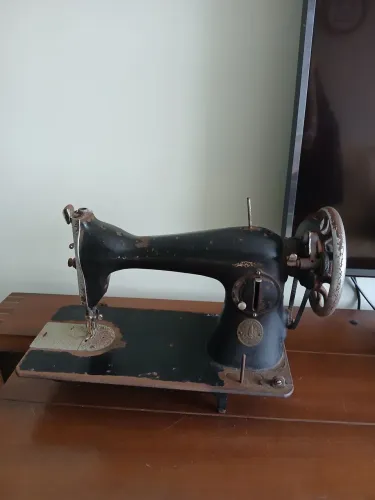 MÁQUINA DE COSTURA ANTIGA