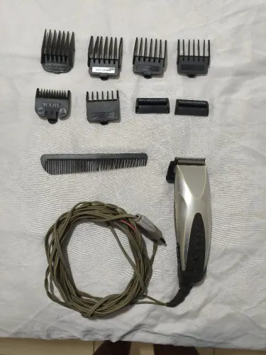 Máquina de cortar cabelo com pentes 127v usada funcionando normal 