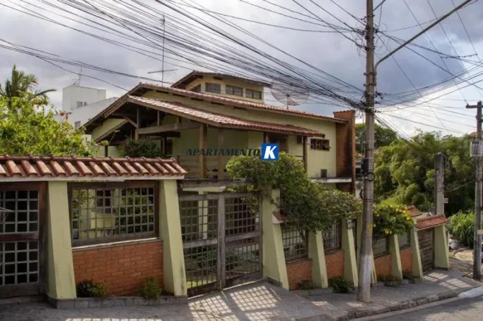 Sobrado p/ VENDA ALTO PADRÃO com piscina, linda área gourmet e paisagismo numa área de 134