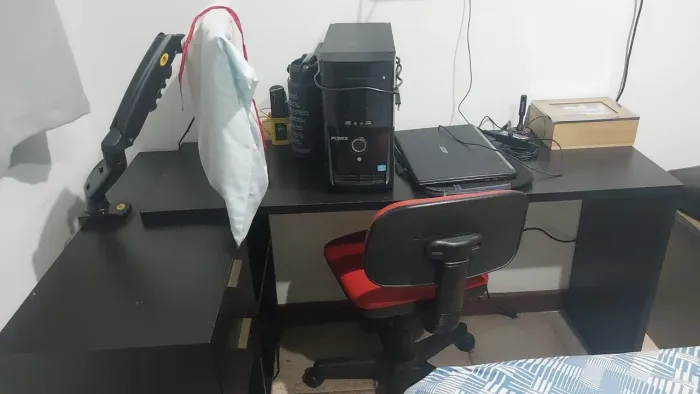 Mesa em L + mesa de cabeceira