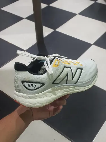 Tênis New Balance Fresh Foam 680v8, tamanho 41 - semi novo