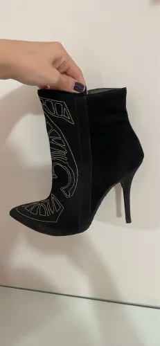 Bota preta bordada Via Marte