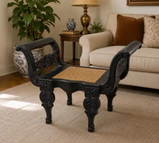 Banco Antigo em Madeira com Palhinha - Elegância Clássica e Peça Rara.
