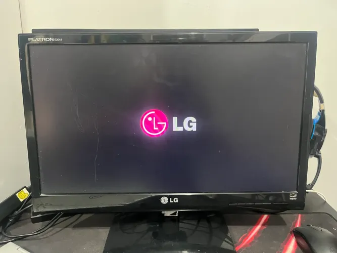 LG Flatron E2041 LED, 20 polegadas