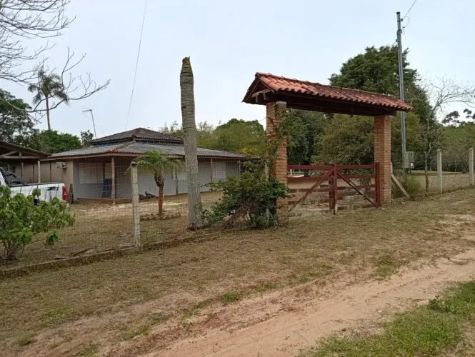 Lindo sítio com piscina, três poços artesianos e excelente estrutura.