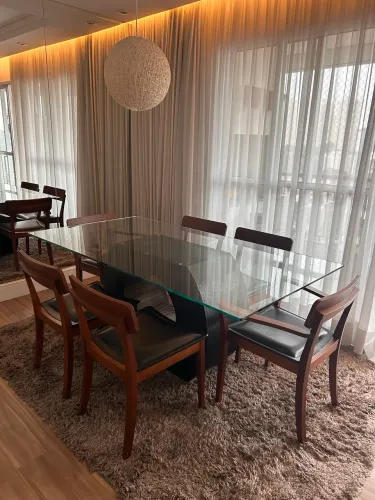 Mesa com 06 cadeiras em madeira e tampo de vidro