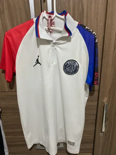 Camisa Polo PSG x Jordan modelo especial mini grave no logo do PSG TAM G