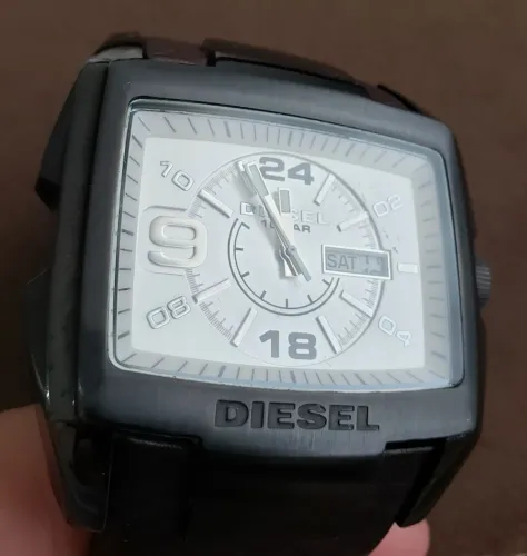 Relógio com Pulseira de Couro Marrom da Marca Diesel