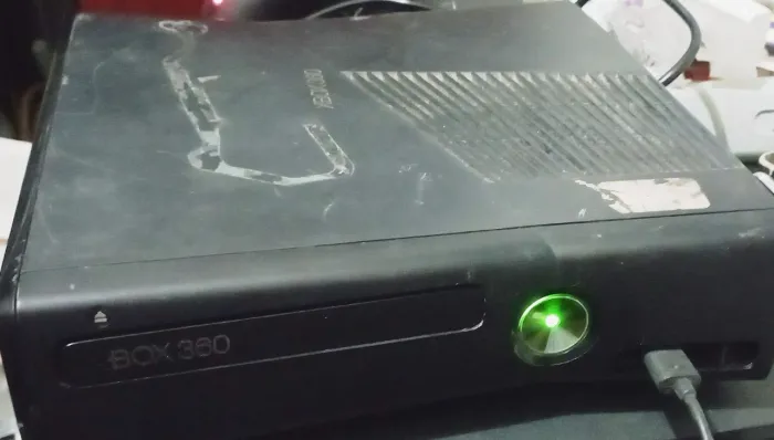 Xbox 360 Slim (bloqueado), funcionando, leitor e gaveta ok, detalhe carcaça