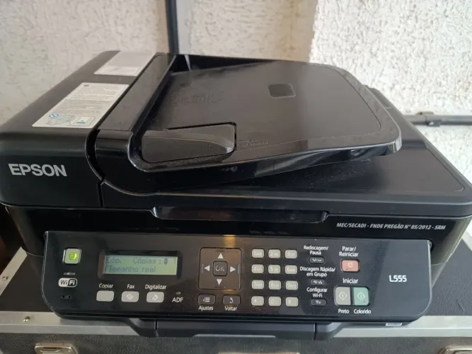 Vendo Impressora Multifuncional Epson L555 com Tanque de Tinta, USB, Wi-Fi, funcionando.