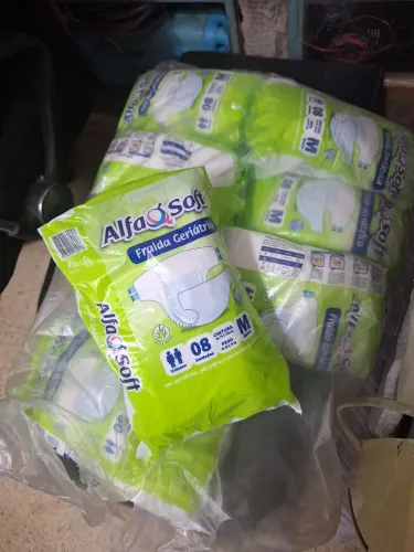 São 8 pacotes de fralda geriatrica Alf soft média