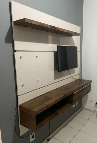     Rack Suspenso com Painel para TV e Prateleira - Moderno