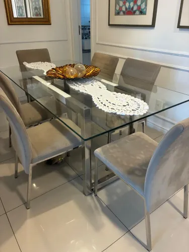 Mesa de jantar em vidro e aço 