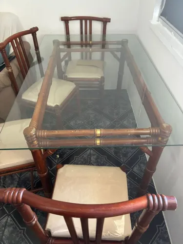 Mesa de jantar de bambú com vidro 1,60mx1,00m com 4 caseiras 
