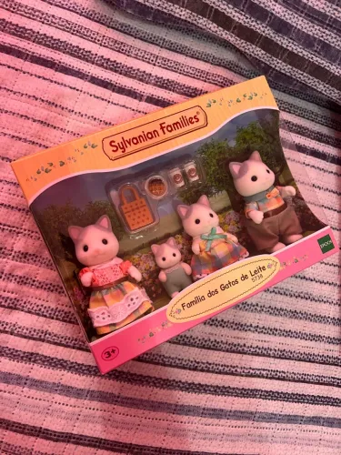 Sylvanian Families Família dos Gatos de Leite