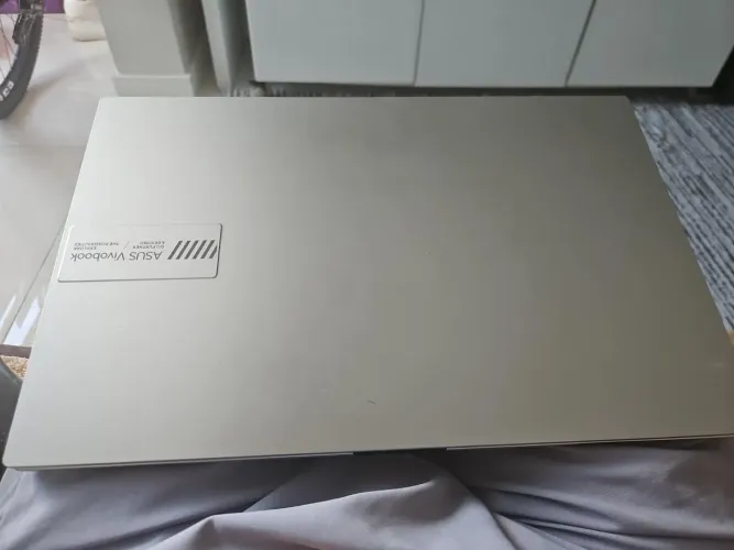 Vendo ASUS VivoBook Go 15 E1504G, em excelente estado de conservação e pouco usado.