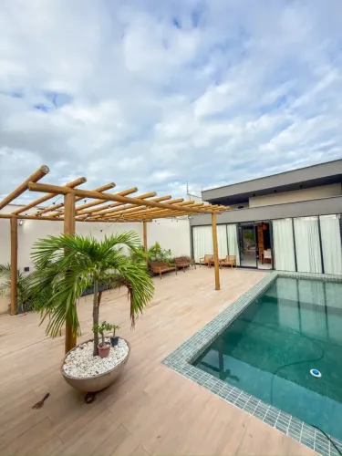 Casa Moderna de Alto Padrão | 3 Quartos | Piscina | Área Gourmet | Próxima à Praia