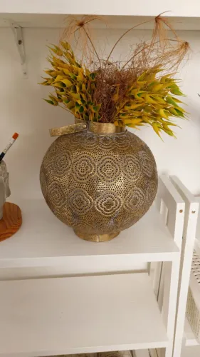 laternar marroquina com alça, toda em bronze vazado. um luxo