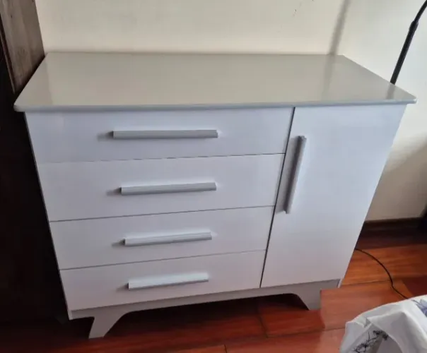 Cômoda de 4 gavetas e 1 porta