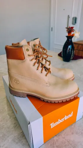 Bota timberland premium 6 in lace waterproof bege n39 original.<br>