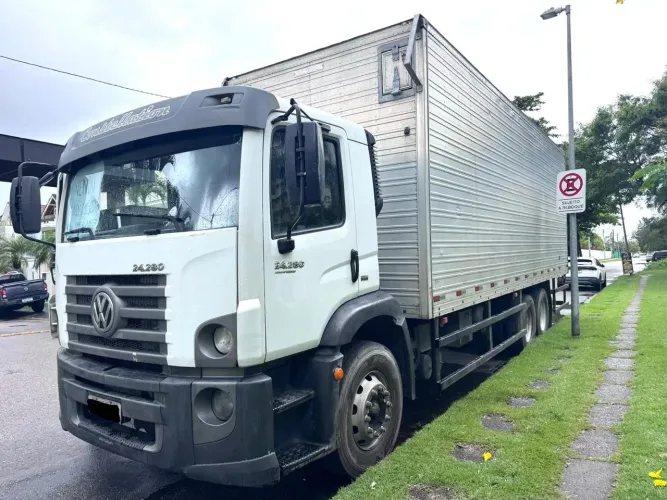 Caminhão Truck modelo 24280 Baú 8,5 metros. Ano 2015/2016