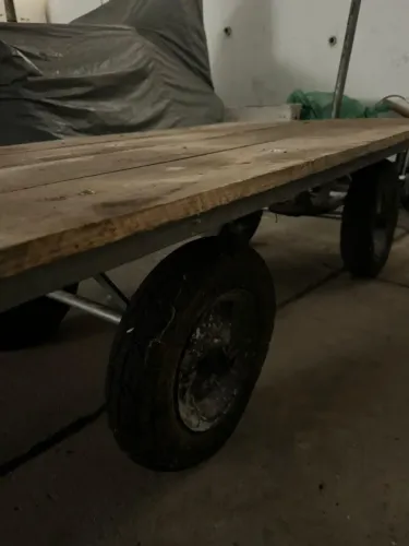 Carrinho de mão para materiais de obra.