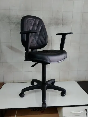 Cadeira diretorzinho Black sistem nova em corino