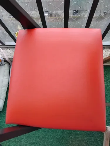 Banquetas altas dobráveis. 1 por 90,00, 2 por 150,00.