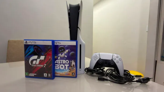 Ps5 slim com leitor de disco, acompanha dois jogos e controle original e cabos