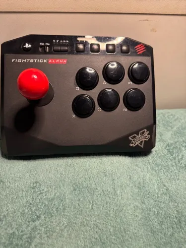 Controle Arcade Mad Catz FightStick Alpha (Street Fighter V) - PS3 / PS4 / PC