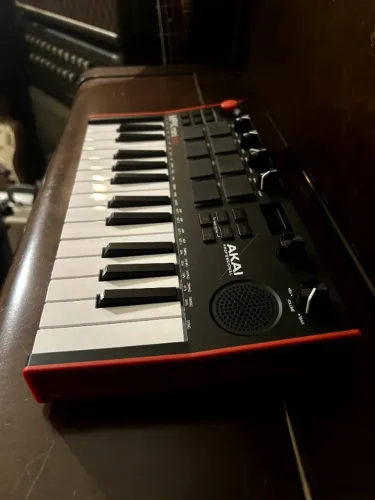 Teclado Controlador akai MiniPlay - sons embutidos e altofalante