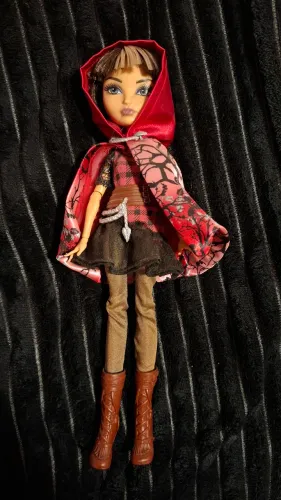 Boneca Ever After High Cerise Hood