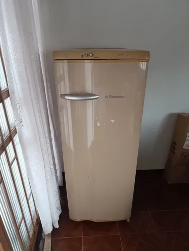 Geladeira Eletrolux 280 litros modelo RE28 110 volts Funcionamento Perfeito. Bom estado