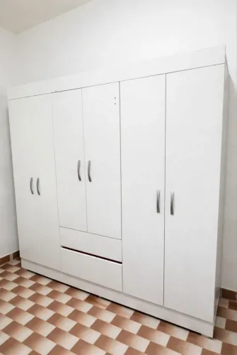 Guarda roupa Médio, 3 portas espaçosas, com divisões, cabideiro e 2 gavetas de correr.