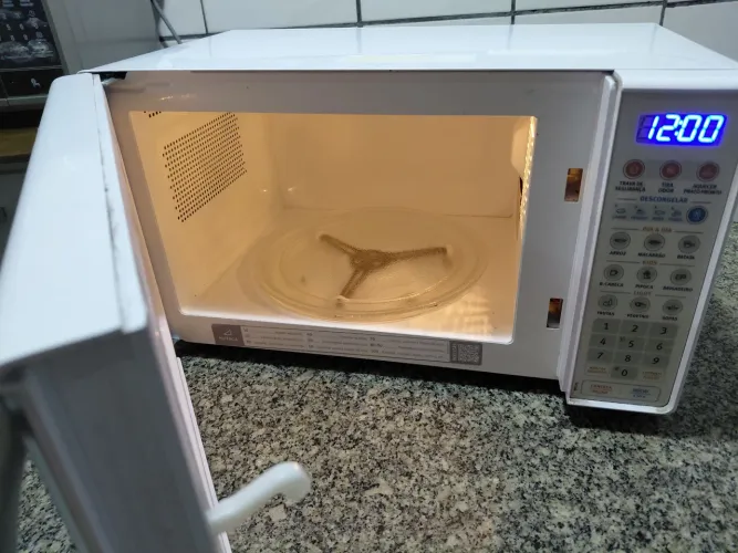 Micro-ondas com pouco uso